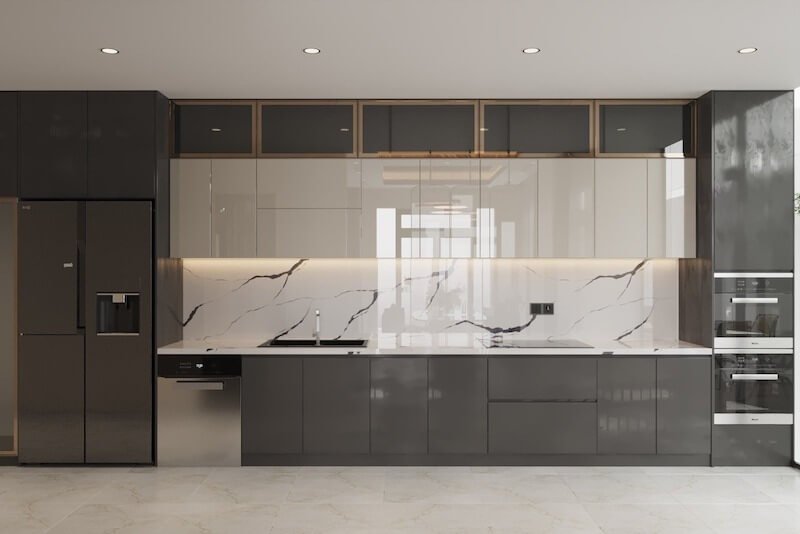 Thiết kế bếp hiện đại tối ưu công năng với hệ tủ kịch trần phủ bóng, vách kính vân mây sang trọng cùng thiết bị bếp âm tủ đồng bộ