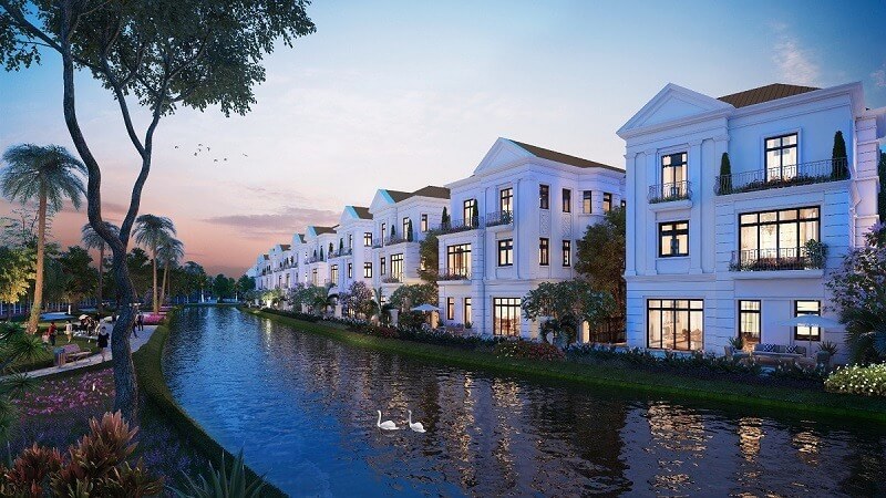 Vinhomes Riverside đặc trưng bởi hệ thống kênh đào sau nhà, nên sử dụng nội thất mở với kính lớn và sàn gỗ ngoài trời (decking) để kết nối hoàn hảo không gian sống với mặt nước