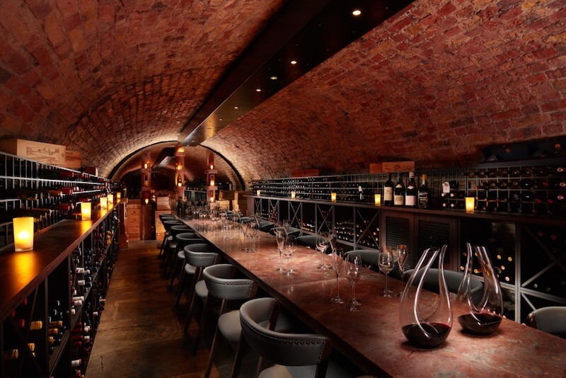 Gam màu nâu gỗ, xám đá và đỏ rượu vang được sử dụng xuyên suốt, tạo nên bảng màu trầm ấm đặc trưng cho không gian