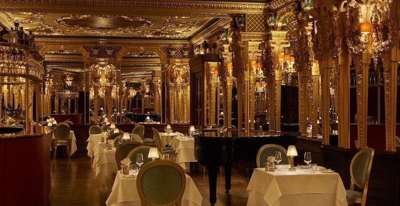 Các chi tiết trang trí như tranh cổ điển, tượng điêu khắc và gương khung mạ vàng góp phần nâng tầm giá trị nghệ thuật cho nhà hàng