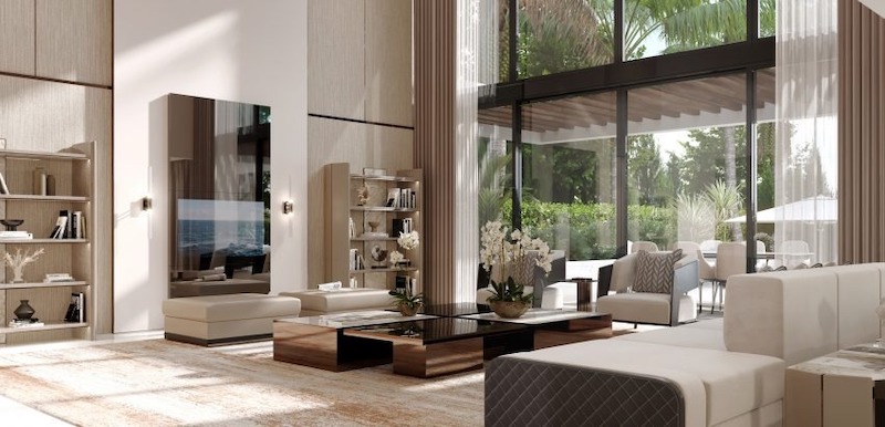 Vách kính cao kịch trần đưa thiên nhiên vào nhà, sofa sáng màu cân bằng ánh sáng, bàn trà gỗ thấp neo trung tâm, tạo cảm giác thư thái, hiện đại