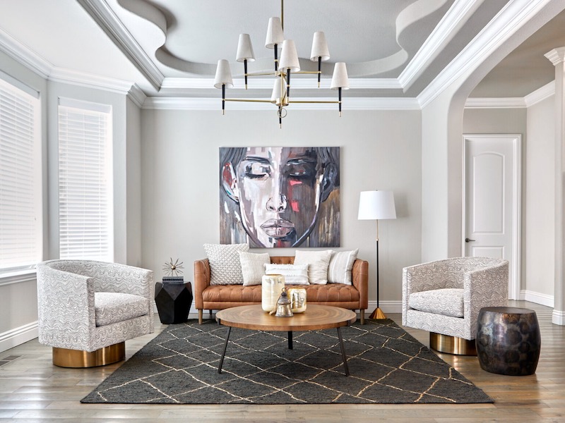 Bố cục cân đối, sofa da ấm áp, tranh nghệ thuật điểm nhấn, đèn treo tinh gọn, phào trần tiết chế tạo cảm giác sang trọng nhẹ nhàng, ấm áp và cân bằng