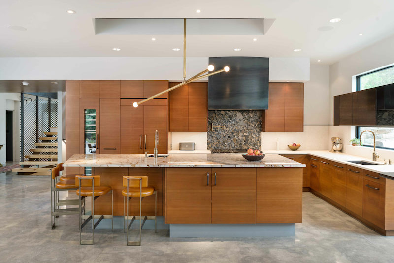 Thiết kế đương đại với khối tủ phẳng, gỗ ấm kết hợp đá vân mạnh, đèn thả tạo cảm giác cao cấp, sang trọng, bền bỉ theo thời gian