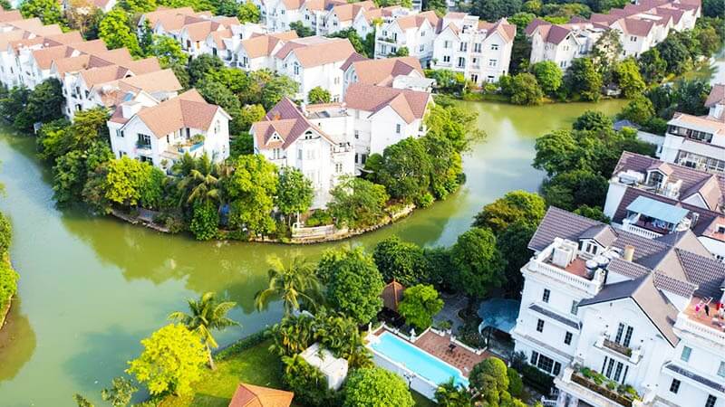 Dự án Vinhome Riverside nổi tiếng với phong cách kiến trúc tân cổ điển lãng mạn, được ví như "thành phố Venice giữa lòng Hà Nội" nhờ hệ thống kênh đào uốn lượn quanh các dãy biệt thự
