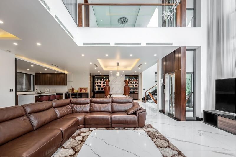 Lợi thế nhiều mặt thoáng cho phép biệt thự đơn lập khai thác tối đa ánh sáng tự nhiên và view sông phía sau nhà