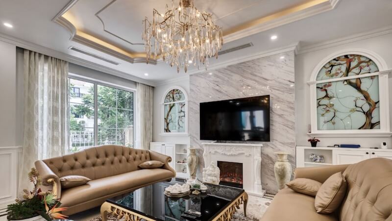 Nội thất Neoclassical sử dụng phào chỉ tinh gọn, trần cao, đèn chùm và vật liệu cao cấp để tạo cảm giác sang trọng bền vững