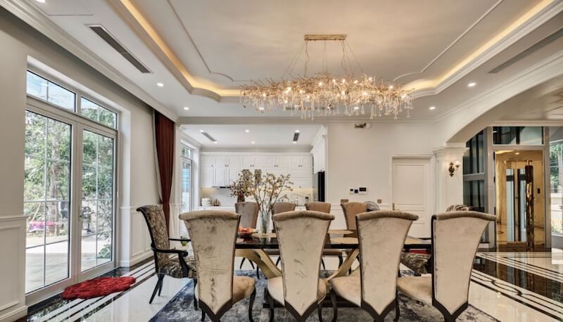 Gam màu trung tính sáng kết hợp đá marble tự nhiên và gỗ hoàn thiện cao cấp giúp không gian thanh lịch, không phô trương