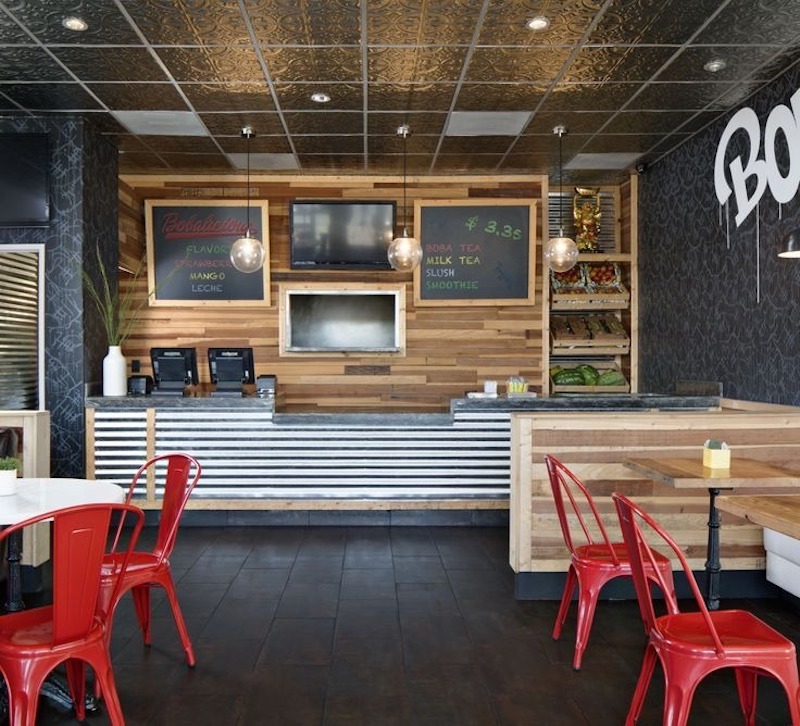 ​​ Không gian quán trà sữa phong cách Công nghiệp với quầy gỗ mộc, kim loại sơn tĩnh điện, trần lộ kỹ thuật, bảng menu phấn, tạo cảm giác trẻ trung, cá tính