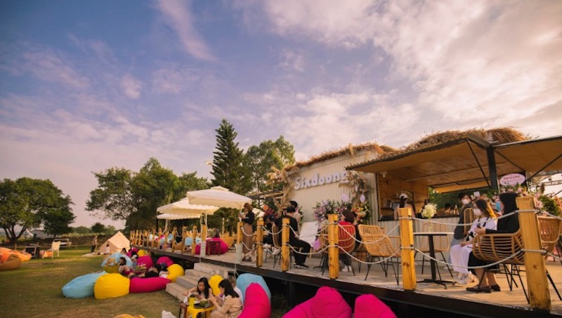 Không gian mở của phong cách Camping giúp hạn chế mùi dầu mỡ, đặc biệt phù hợp với quán bán nhiều món chiên nướng