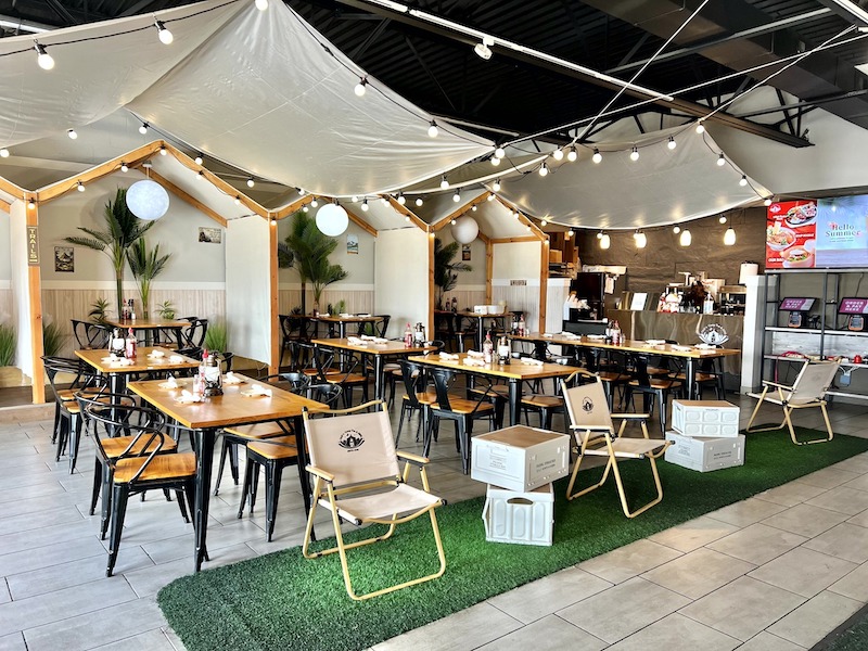 Thiết kế theo hình dạng lều của các khu camping tạo điểm nhấn ấn tượng, giúp quán trà sữa ăn vặt trở nên khác biệt, thu hút khách trẻ yêu thích trải nghiệm mới lạ