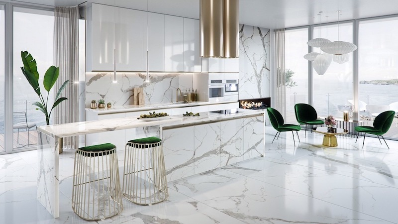 Không gian bếp mở sang trọng với đá marble trắng vân xám, đảo bếp lớn tinh tế, ánh sáng tự nhiên chan hòa