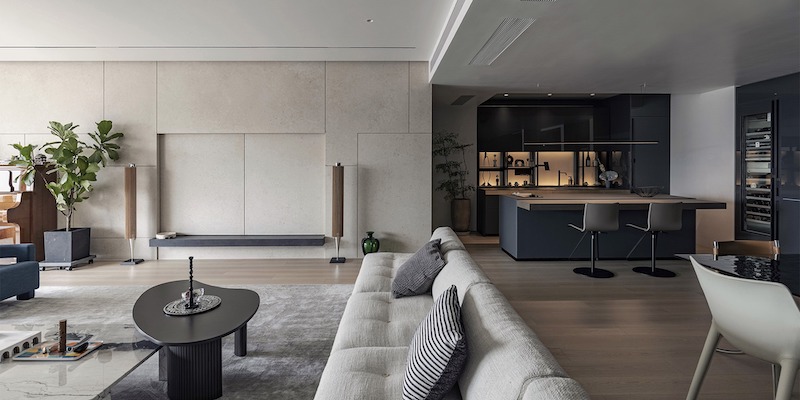 Phòng khách kết nối trực tiếp với bếp đảo và khu ăn, tạo trục không gian ngang rộng, phù hợp villa/penthouse cao cấp