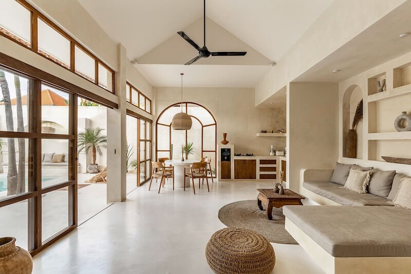 Trần cao, cửa kính rộng và bảng màu trung tính giúp không gian như hòa tan vào thiên nhiên, mang lại cảm giác nhẹ nhõm, chậm rãi đúng chất nghỉ dưỡng