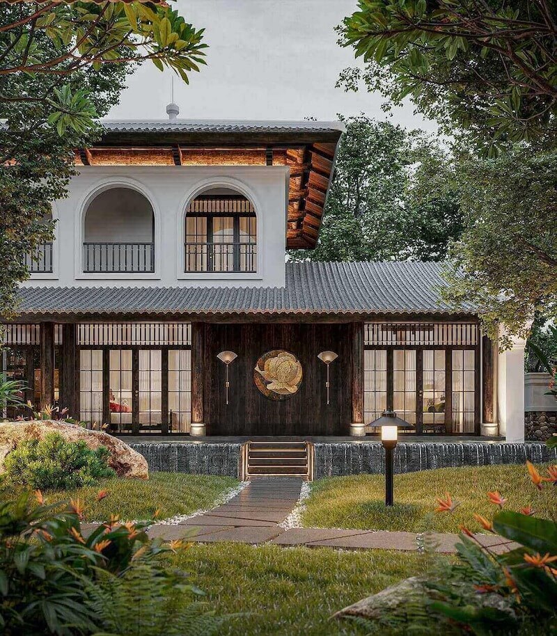 Mặt tiền villa mang phong cách Indochine nổi bật với mái ngói dốc, cửa vòm mềm mại, chất liệu gỗ trầm ấm và khu vườn xanh mát tạo cảm giác an yên, hoài cổ