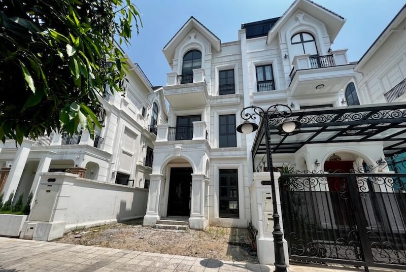 Cổng sắt hoa văn uốn lượn, mái che khung kim loại và các vòm cửa mềm, tạo cảm giác hoài cổ, giao thoa Á – Âu tinh tế