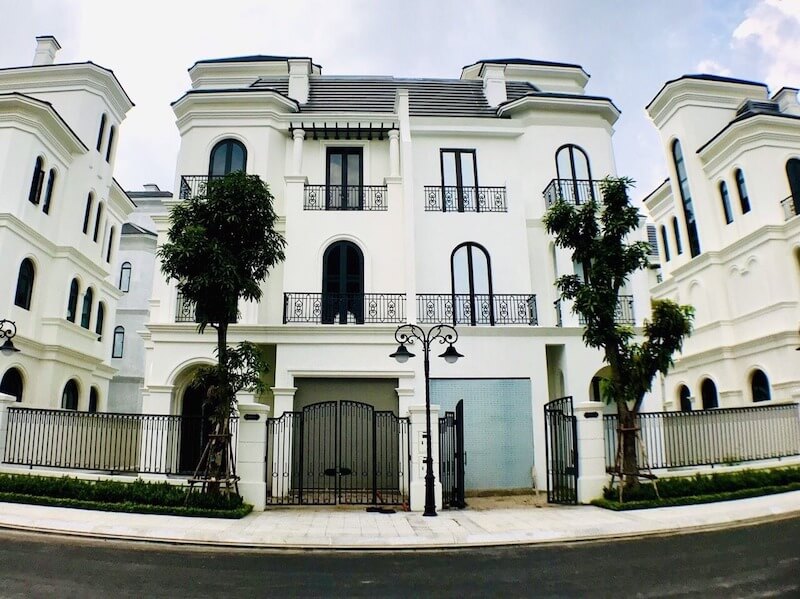 Bố trí cửa sổ đối xứng ba mặt thoáng, kết hợp ô thoáng cầu thang, cửa lùa sân vườn, quạt hút, giúp không khí lưu thông tự nhiên, giảm nóng