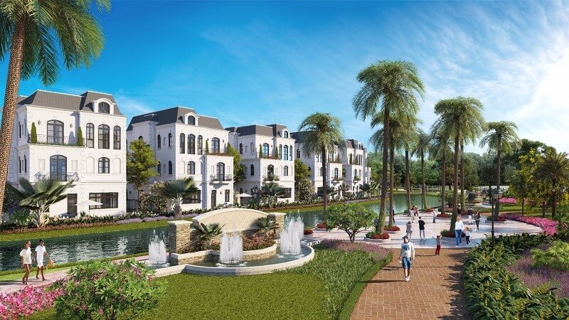 Tiểu khu Phong Lan mang phong cách kiến trúc Pháp lãng mạn, nổi bật cửa sổ vòm mềm mại, ban công rộng thoáng, phào chỉ tinh xảo, tạo nên vẻ đẹp thanh lịch