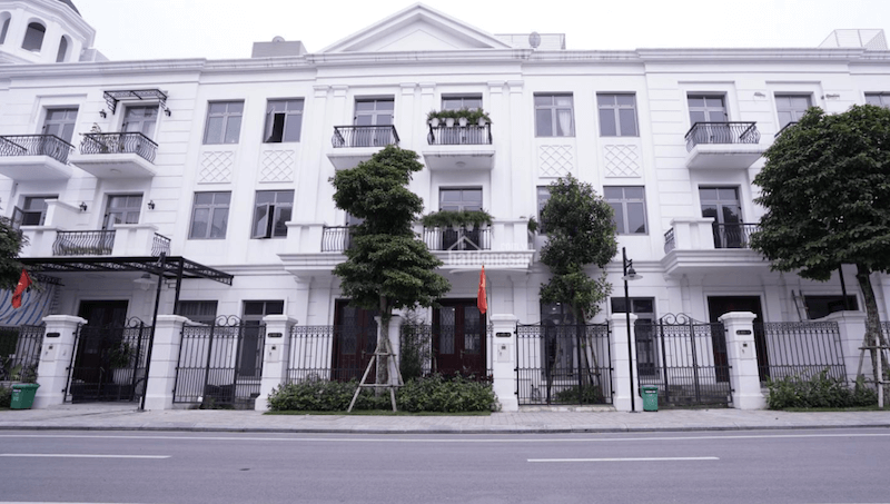 Diện tích sử dụng của biệt thự liền kề và shophouse thường bị giới hạn theo chiều ngang, nên việc bố trí nội thất và lưu thông cần tính toán kỹ