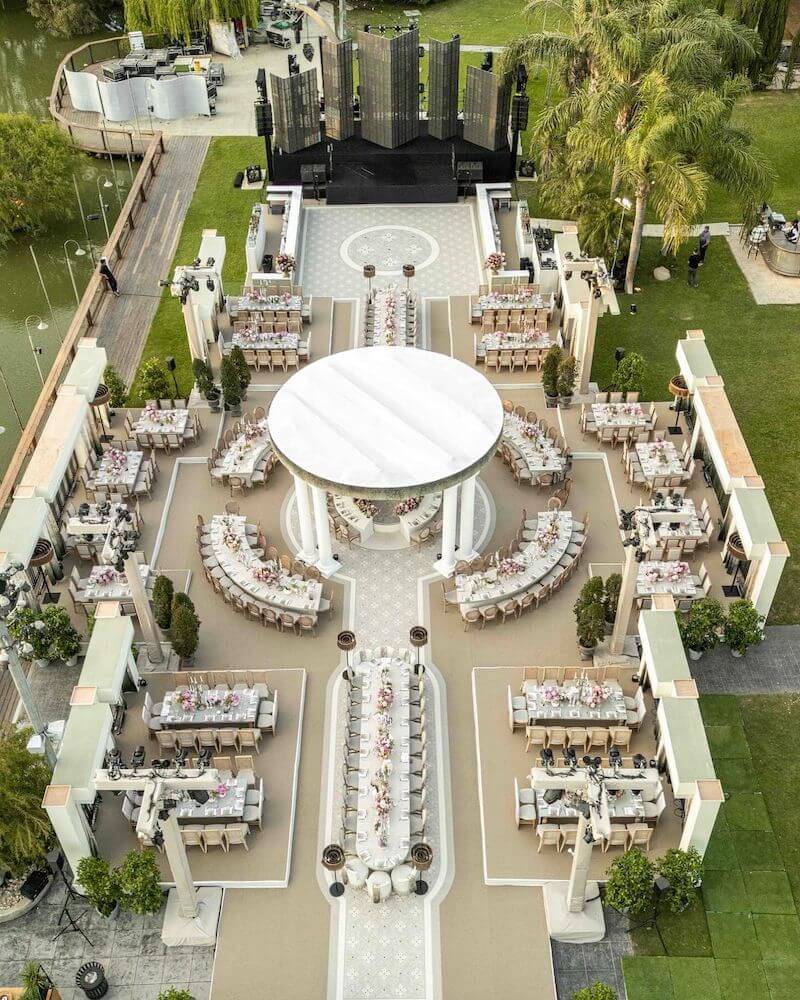 Mặt bằng tổng thể nhấn mạnh trục chính dẫn từ cổng chào vào sân khấu, tạo điểm nhìn xuyên suốt và tăng hiệu ứng trang trọng cho nghi thức cưới ngoài trời