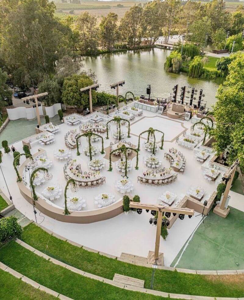 Khu vực sân khấu được đặt cuối trục không gian, kích thước rộng rãi, thuận tiện cho phần lễ và biểu diễn, đồng thời dễ dàng quan sát từ mọi vị trí bàn tiệc