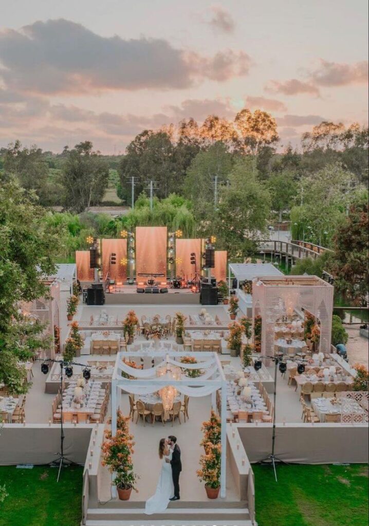 Không gian tiền sảnh và khu đón khách được đặt phía trước, tạo sự chuyển tiếp nhẹ nhàng giữa khu vực bên ngoài và không gian tiệc chính