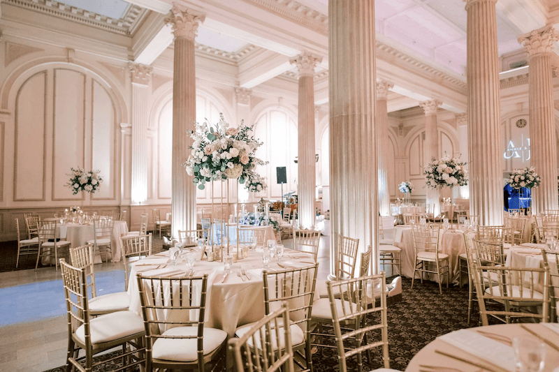 Việc chú trọng tiêu chuẩn chiều cao trần và cột giúp đảm bảo thông thoáng, thẩm mỹ không gian, tối ưu âm thanh ánh sáng và tạo cảm giác sang trọng cho sảnh tiệc