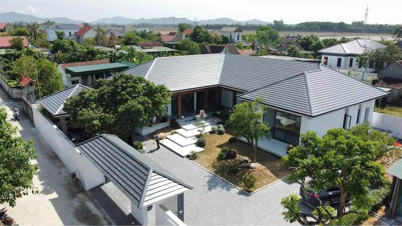 Biệt thự mái Nhật một tầng được bố trí theo dạng chữ U ôm trọn khoảng sân trong, tạo không gian sống riêng tư và thông thoáng