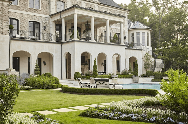 Đối xứng và trật tự tạo cảm giác uy nghi, chuẩn mực, tôn vinh kiến trúc biệt thự và giúp tổng thể cảnh quan sang trọng, cân bằng, đúng tinh thần Tân cổ điển