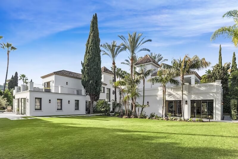 Hệ cửa kính lớn giúp kết nối nội thất với sân vườn, trong khi bố cục cảnh quan được giữ trật tự và thoáng đãng, thể hiện rõ phong cách biệt thự châu Âu thanh lịch