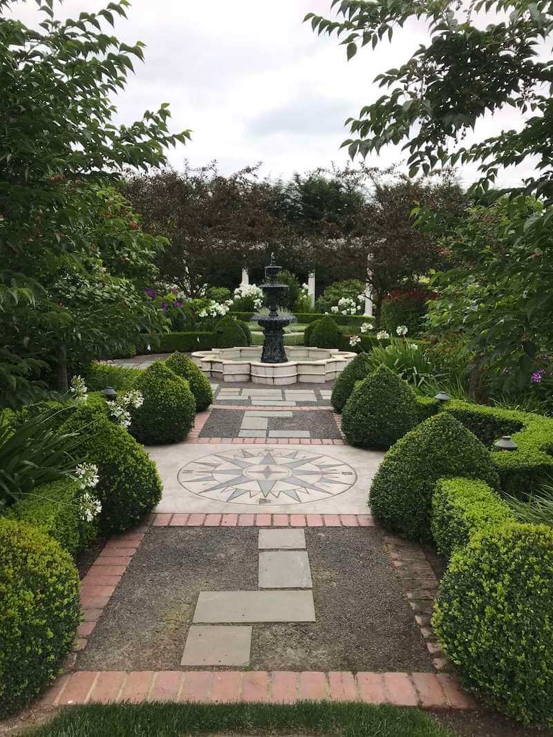 Điểm nhấn trung tâm giúp định hình trục đối xứng, thu hút ánh nhìn, tạo chiều sâu không gian và khẳng định sự sang trọng đặc trưng phong cách Tân cổ điển