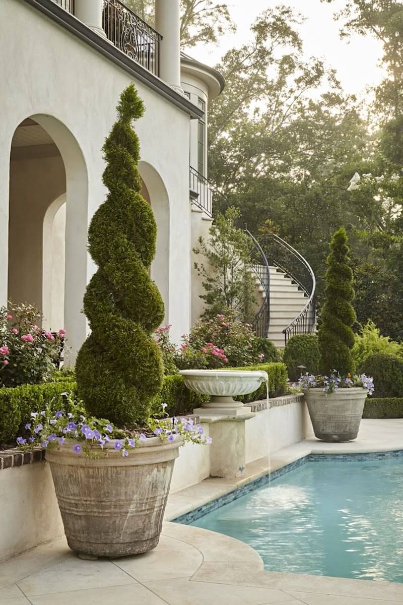 Cây cối cần được cắt tỉa thường xuyên để duy trì hình khối chuẩn xác, đảm bảo đối xứng, tăng vẻ sang trọng và giữ trật tự đặc trưng của sân vườn Tân cổ điển