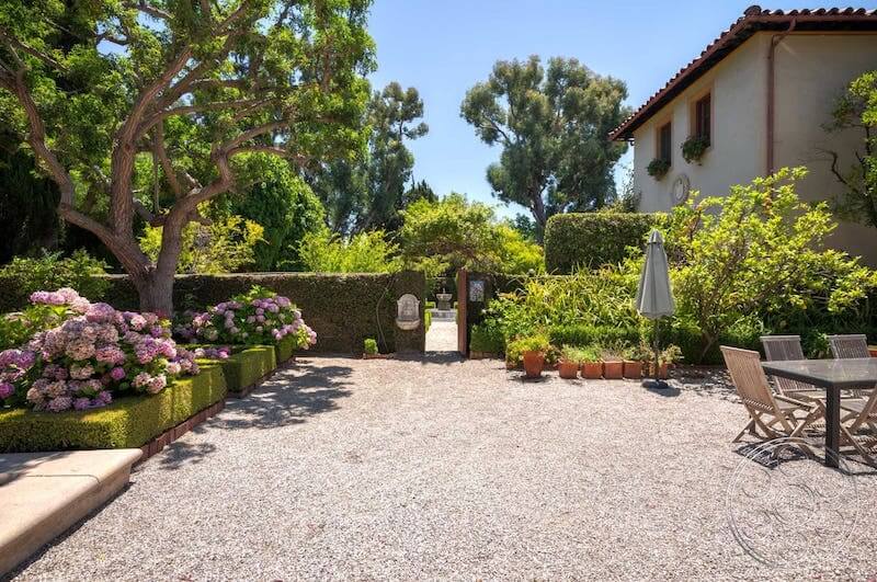 Cây bóng mát và hoa, cây bụi tạo khung nền bề thế, phân tầng cảnh quan rõ ràng, tăng chiều sâu thẩm mỹ và giữ sự cân đối sang trọng