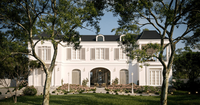 Tông trắng thanh lịch kết hợp mái ngói tối màu tạo nên sự tương phản sang trọng, trong khi hàng cửa chớp và ban công thoáng mở mang đậm tinh thần biệt thự Pháp truyền thống