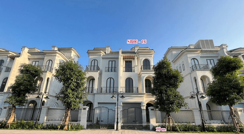 Mặt tiền cân đối, ban công sắt mỹ thuật cùng hệ cửa cao rộng giúp đón sáng, tăng thông thoáng cho ba mặt thoáng đặc trưng