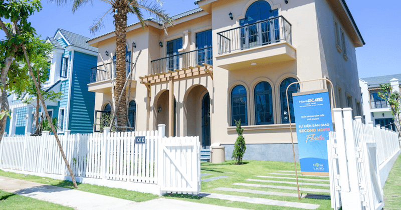 Biệt thự song lập phong cách Địa Trung Hải tại NovaWorld Phan Thiết nổi bật với tường sơn be ấm áp, mái ngói dốc và hệ vòm cong mềm mại