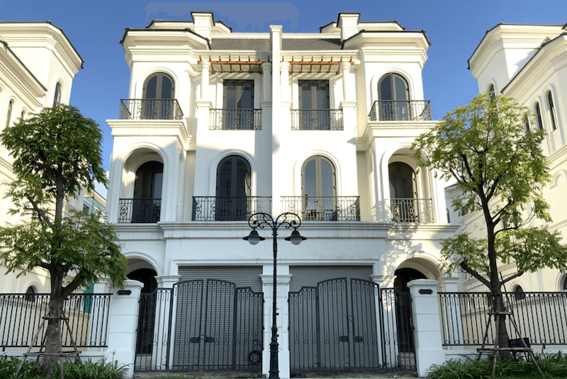 Biệt thự song lập phong cách Đông Dương tại Vinhomes Ocean Park nổi bật với mái ngói dốc, cửa vòm mềm mại và gam màu trung tính sang trọng