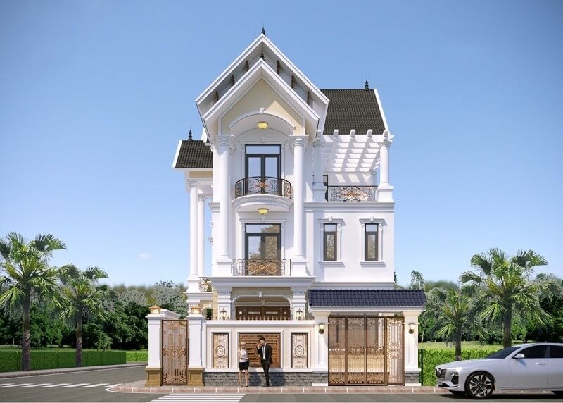 Công trình ghi điểm ở tỷ lệ khối cao ráo, mảng tường sáng tinh gọn, ban công bo cong nhấn nhá kim loại ánh vàng và hệ cổng đồng bộ, tạo cảm giác bề thế nhưng không nặng nề