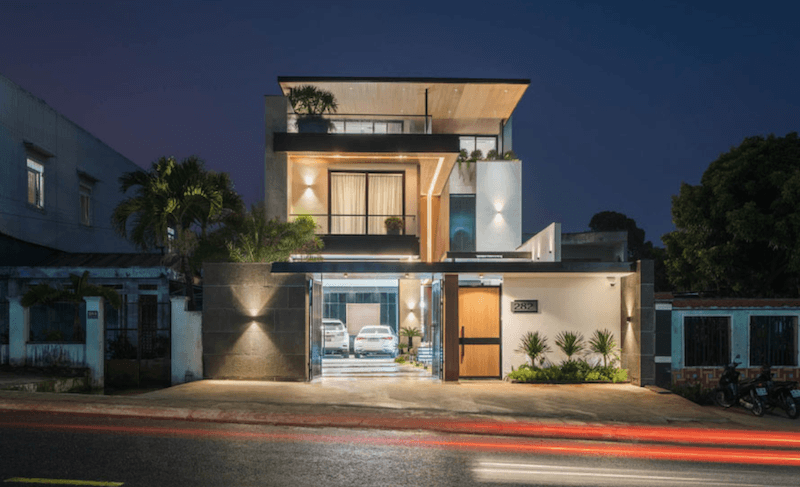 Hệ đèn ngoại thất được bố trí khéo léo giúp mặt tiền trở nên nổi bật vào ban đêm, đồng thời làm tôn lên các đường nét kiến trúc và không gian xanh phía trước nhà