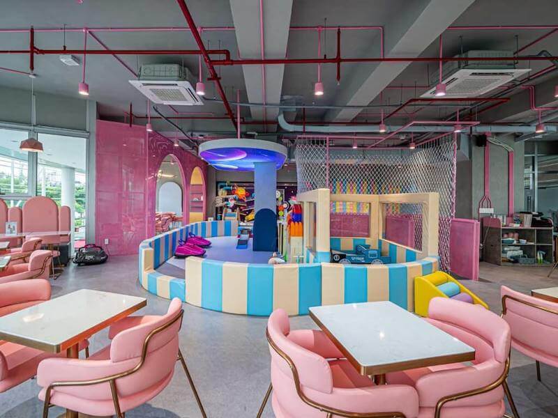 Diện tích lý tưởng mở Kids Cafe là 200 - 300m², đủ không gian cho khu vui chơi, quầy cafe, đảm bảo an toàn và trải nghiệm cho trẻ lẫn phụ huynh
