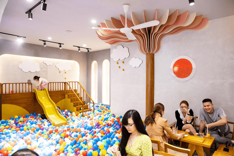 Chi phí nhân sự Kids Cafe cao vì chủ quán phải thuê bảo mẫu/nhân viên trông trẻ chuyên môn, đảm bảo an toàn, giám sát khu vui chơi liên tục và phục vụ khách hiệu quả
