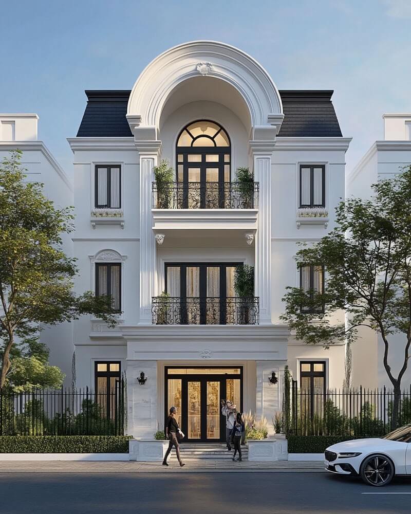 Phào chỉ được tiết chế, tập trung vào các điểm chịu lực như cột, ban công và vòm cửa, giúp tổng thể sang nhưng không nặng