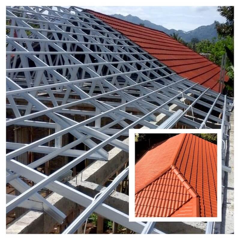 Hệ thống khung kèo thép trong quá trình lợp ngói cho nhà mái Thái, thể hiện kết cấu chắc chắn và kỹ thuật thi công mái ngói hiện đại, tiết kiệm chi phí