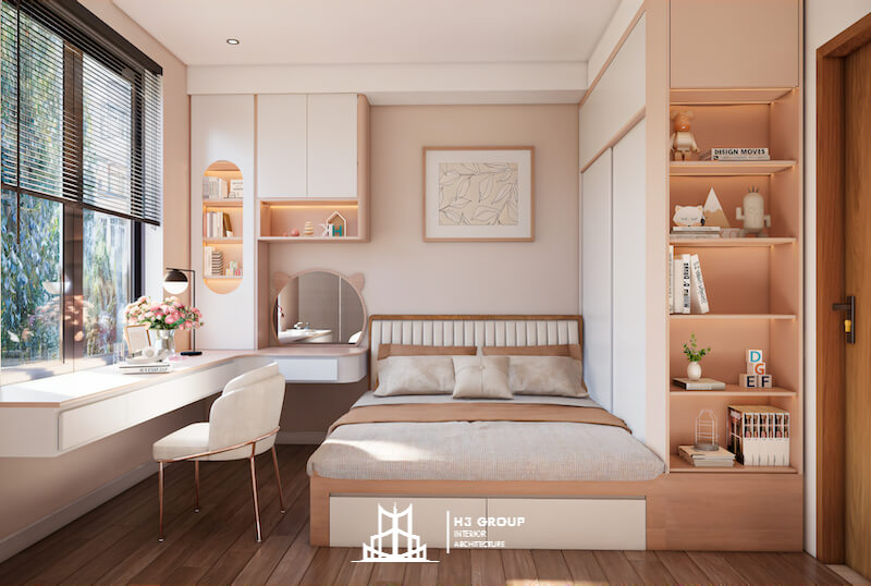 Hệ tủ âm tường kết hợp kệ trang trí và bàn học liền khối giúp tối ưu diện tích, trong khi cửa sổ lớn mang ánh sáng tự nhiên giúp căn phòng luôn thông thoáng và dễ chịu