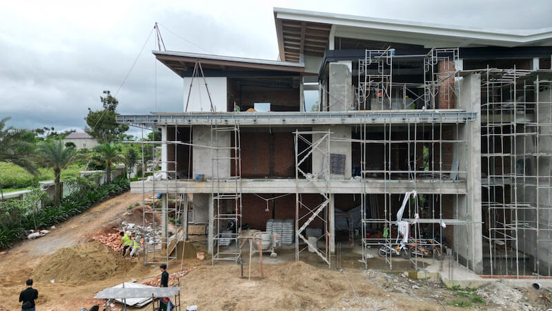 Đi xem công trình thực tế giúp kiểm chứng tay nghề thi công, chất lượng vật liệu và cách tổ chức công trường, từ đó đánh giá đúng năng lực nhà thầu, tránh rủi ro khi ký hợp đồng