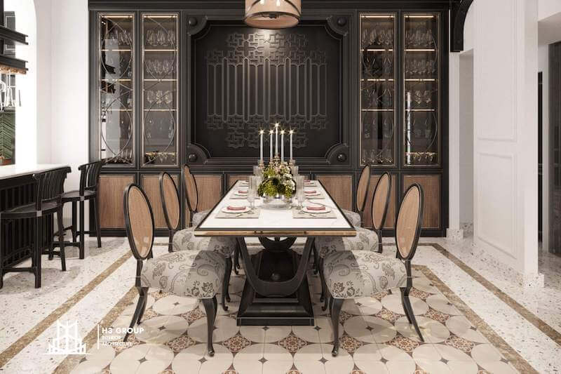 Không gian phòng ăn biệt thự phong cách Đông Dương gây ấn tượng với bảng màu đen - kem sang trọng cùng hệ tủ trưng bày rượu tinh xảo phía sau