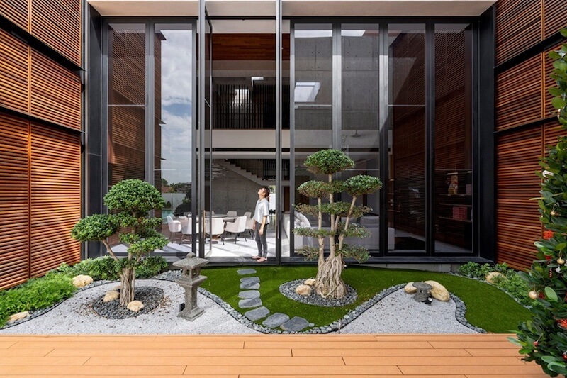 Không gian sân trong được thiết kế như một “vườn thiền” thu nhỏ, nổi bật với bố cục đối xứng và các mảng sỏi trắng uốn lượn mềm mại 