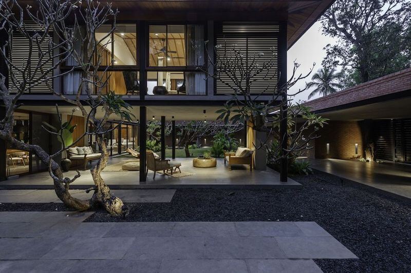 Không gian mở tầng trệt được nâng đỡ bởi hệ cột thanh mảnh, tạo cảm giác nhẹ và thoáng, đồng thời mở hoàn toàn tầm nhìn ra khu vườn trung tâm 