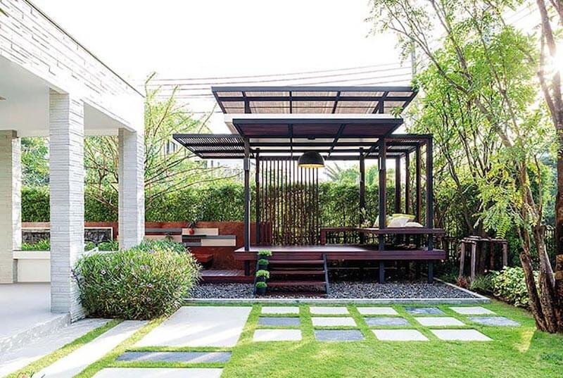 Chòi nghỉ và khu vực BBQ tạo không gian sinh hoạt ngoài trời, giúp gia đình tụ họp, thư giãn cuối tuần và tăng giá trị trải nghiệm sân vườn 