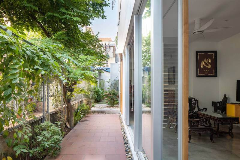 Lối đi dẫn về cuối vườn như một khoảng đệm yên tĩnh giữa phố thị, nơi gia chủ có thể tận hưởng sự thư thái mỗi ngày