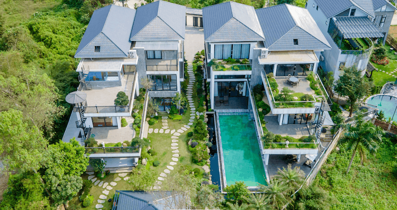 Các cụm tiểu cảnh được bố trí xen kẽ với cây bụi, đá tự nhiên và thảm thực vật đa tầng, tạo cảm giác sinh động và gần gũi